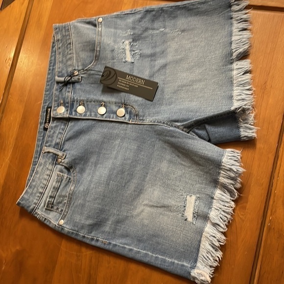 VERSONA NWT Button Fly Shorts Size 12 - Picture 3 of 9